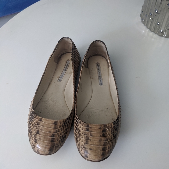 Vera Wang Lavender snakeskin patterned flats size 6.5 - Picture 8 of 10